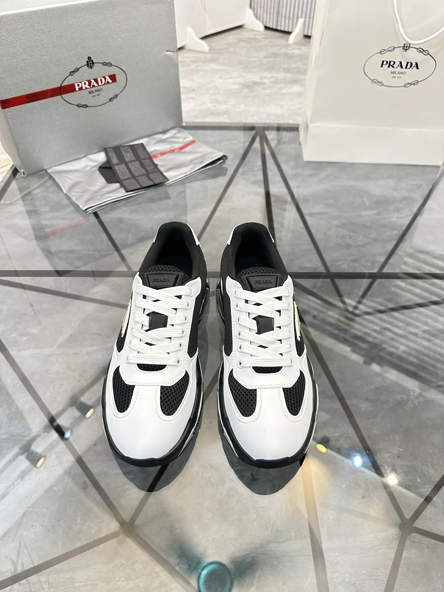 Men's shoes for sale 💰: 💰P660¥ High-end top quality Product trademark: Prada *"Prada*" low-top casual shoes Regular size: 38-45 (can be customized to 46) Product materials: Upper imported first-layer cowhide spliced ​​with original fabric, breathable lining, cowhide foot pads, original air cushion outsole. No.: 001